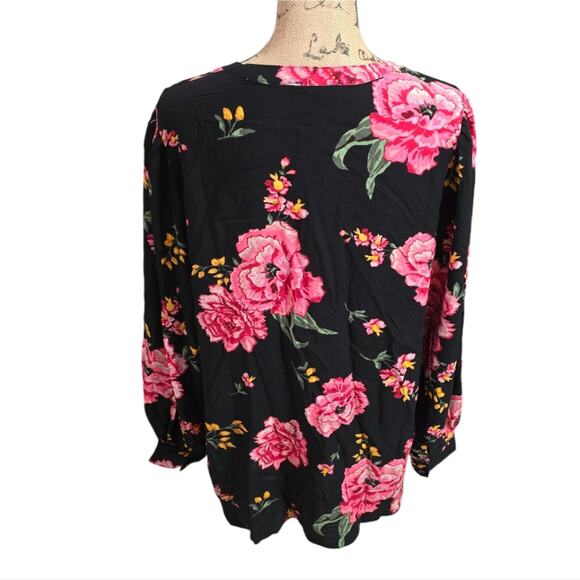 Jessica Simpson Black and Pink Roses Floral Pin Tucked Detail Shirt Plus Size 2X - Picture 3 of 7